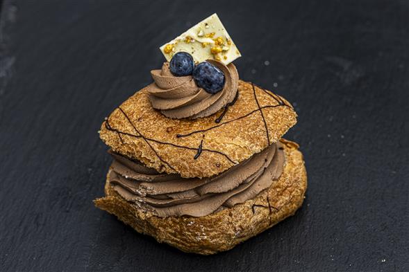 Fastelavnsbolle m. Flødecreme, solbær & mørk chokolade sarah bernardt