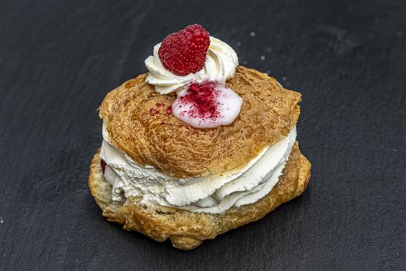 Fastelavnsbolle m. Flødecreme, hjemmelavet  hindbærmarmelade & flødeskum