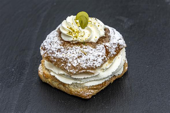 Fastelavnsbolle m. Flødecreme, svesker & flødeskum